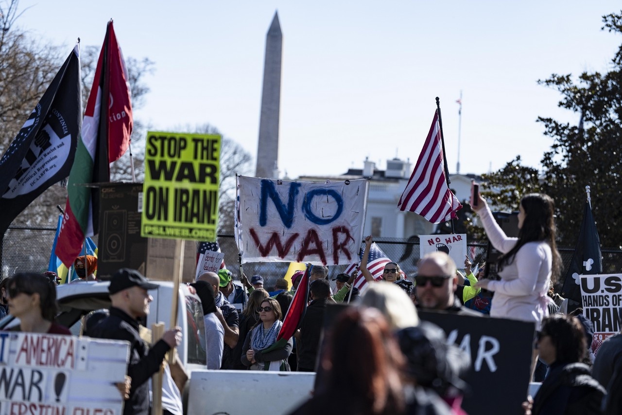 Антивоенная демонстрация под окнами Трампа в Вашингтоне.