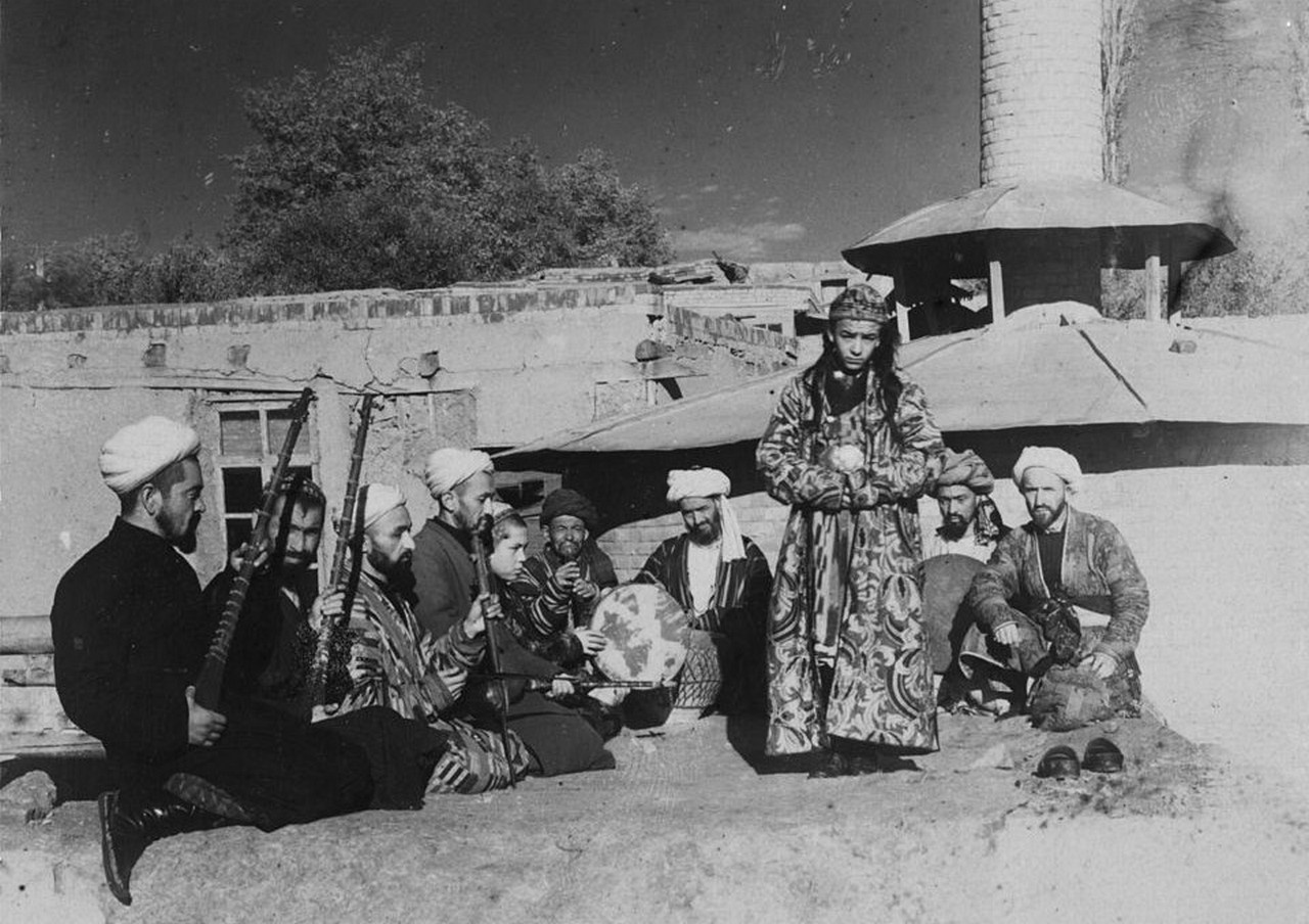 Танец бачи. Самарканд, ок. 1905-1915 гг. (фото С.М. Прокудина-Горского).