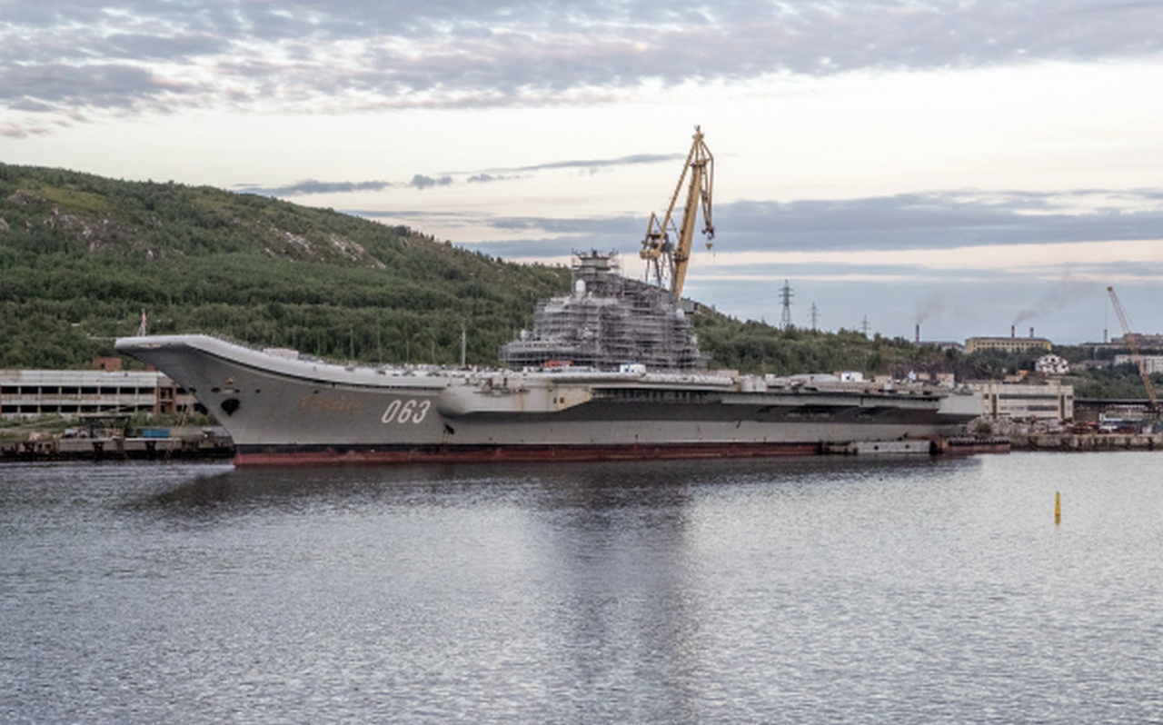 Тяжёлый авианесущий крейсер «Адмирал Флота Советского Союза Кузнецов» на территории судоремонтного завода «Звёздочка» в Мурманске.