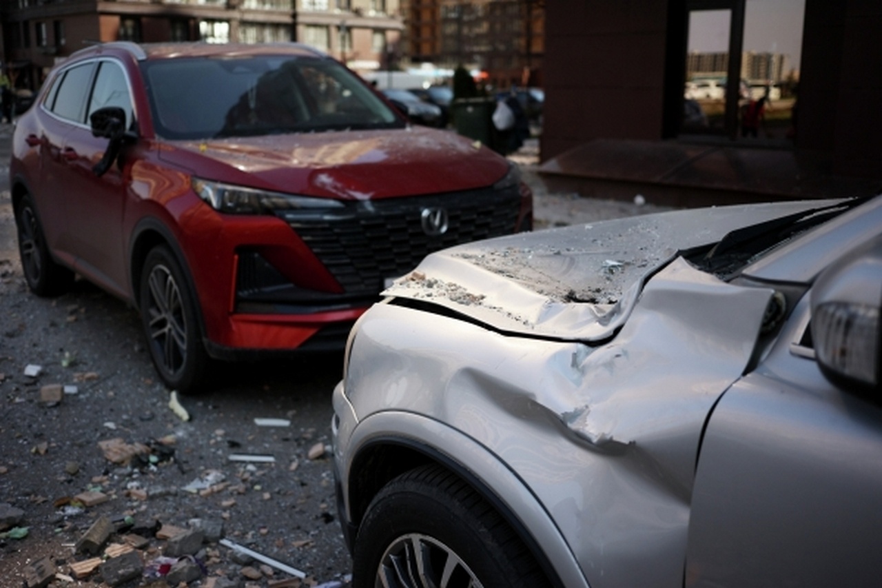 Автомобили, повреждённые в результате атаки беспилотных летательных аппаратов ВСУ на многоэтажный жилой дом в Краснодаре.