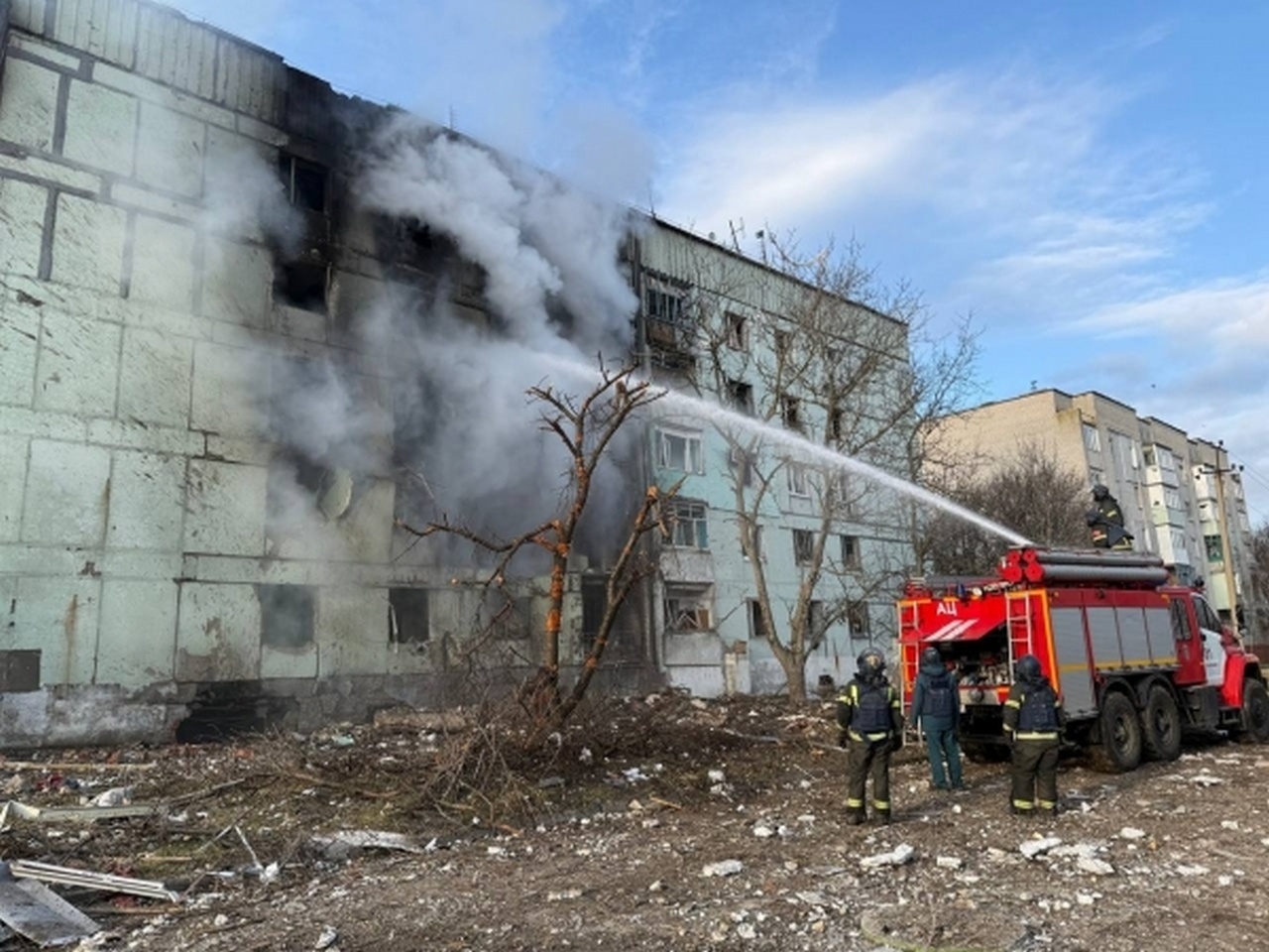 По сообщению губернатора Запорожской области, в результате атаки украинских БПЛА по многоквартирному дому в Васильевке, пострадали восемь человек, один погиб.