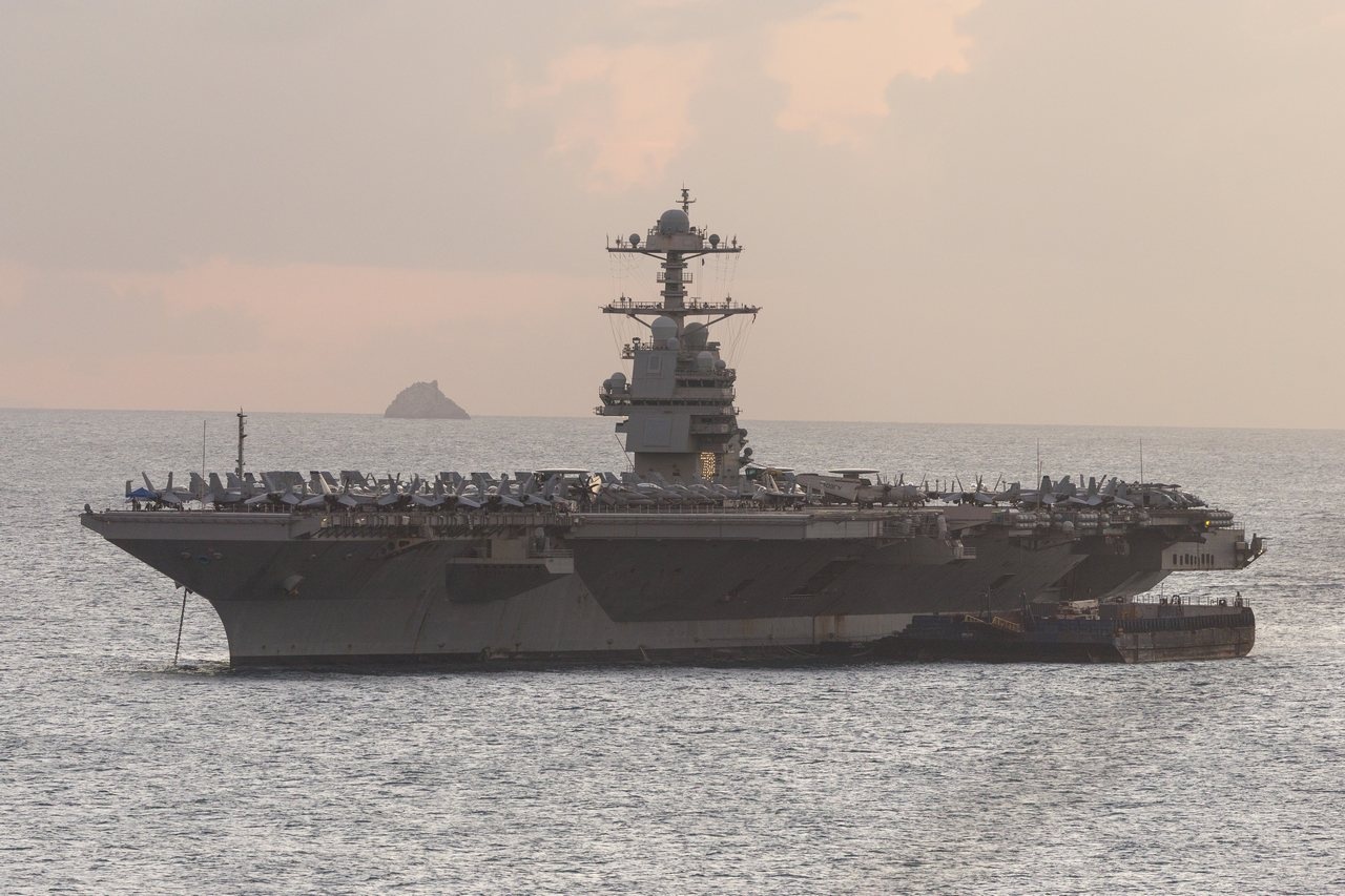 Авианосец «Джеральд Р. Форд» превратился в беспокойное хозяйство - то засор гальюна, то пожар в прачечной.