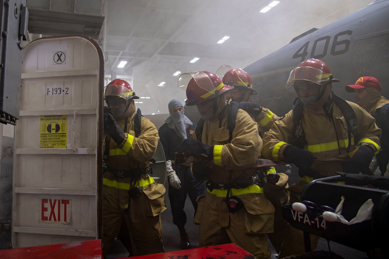 Пожарная тревога на авианосце США.