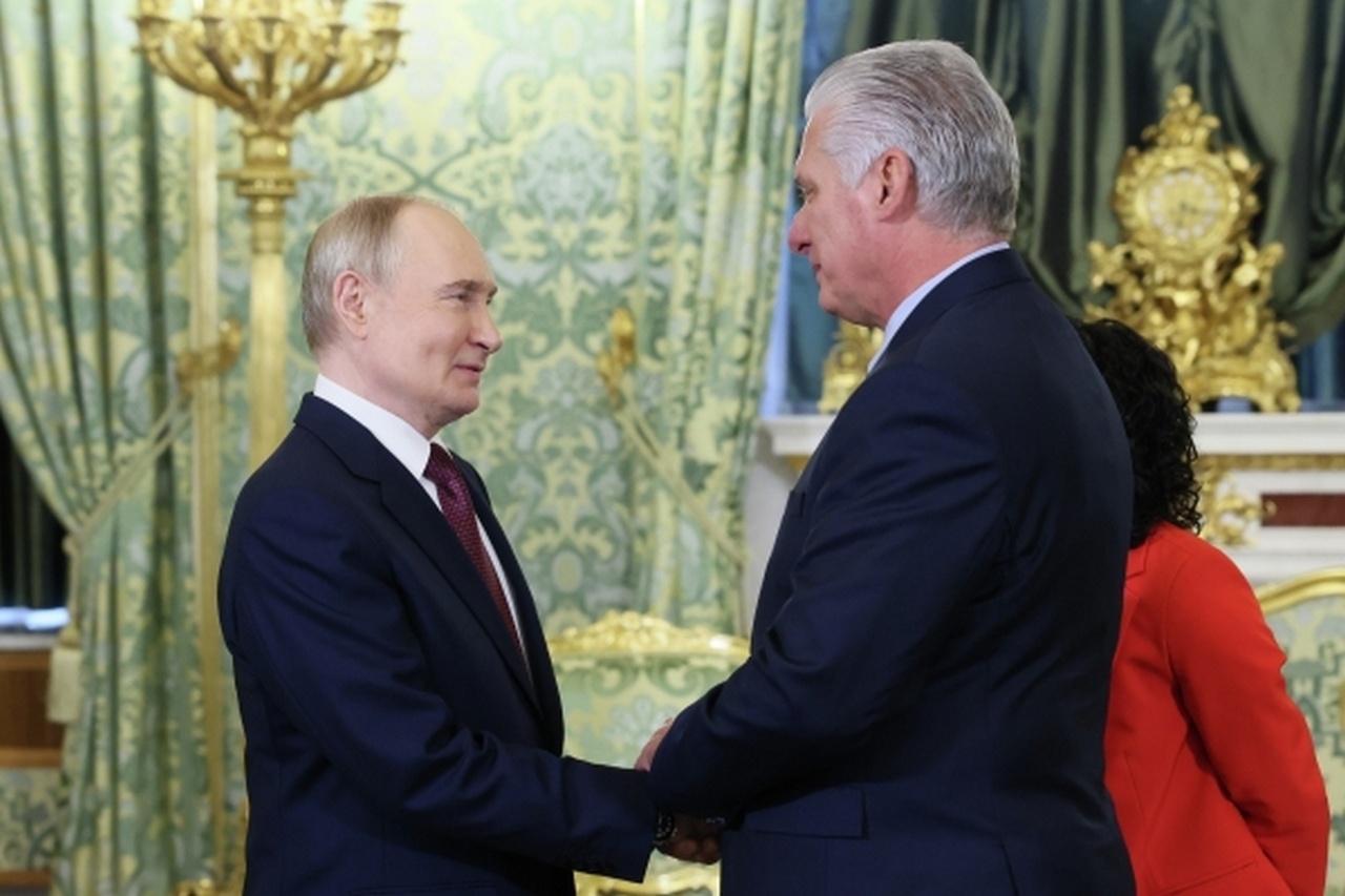 Президенты России и Кубы во время встречи в мае 2025 г.