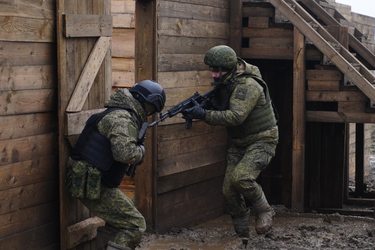 Отработка штурма зданий на полигоне ЮВО.