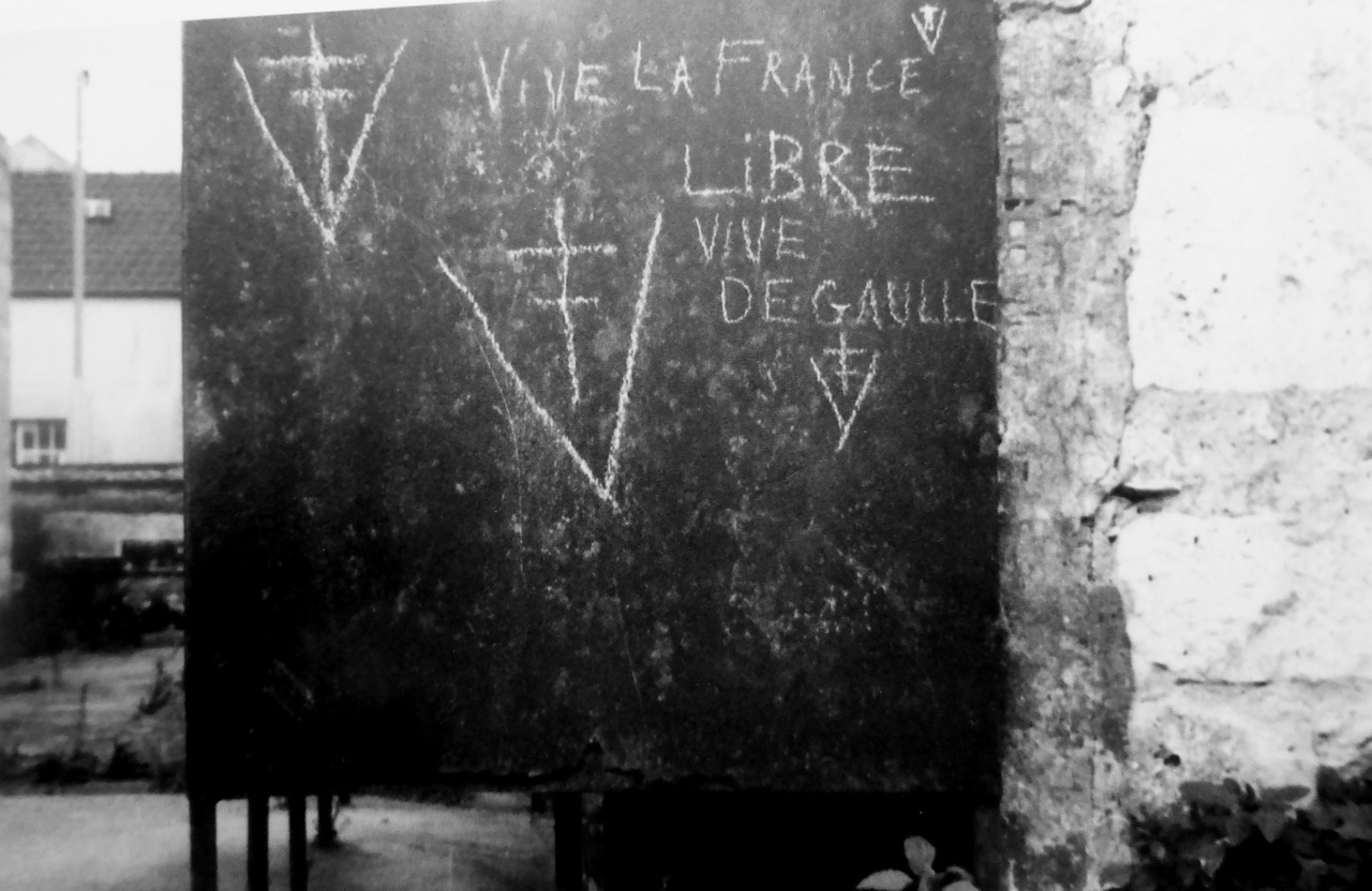 Лозунги и символ движения «Свободная Франция» в оккупированном немецкими войсками населённом пункте, 1941 г.