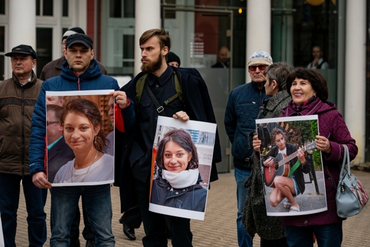 Участники митинга в защиту свободы слова и за освобождение активистки Татьяны Андриец в Риге, 2023 г.
