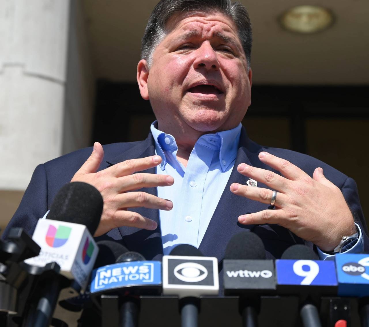 Губернатор штата Иллинойс, еврей Джей Би Прицкер, решил на время дистанцироваться от своих соплеменников.