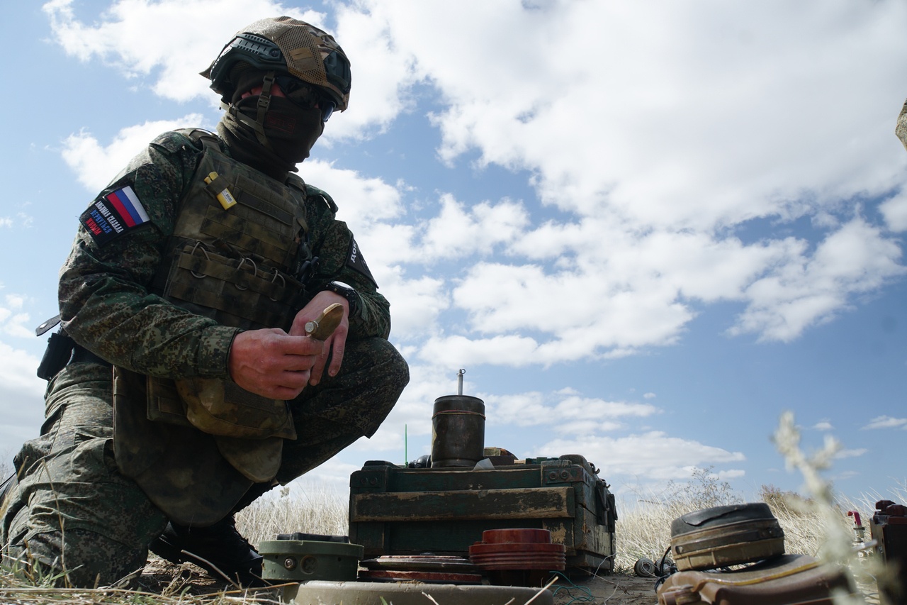 Контрактники изучили способы установки минно-взрывных заграждений.