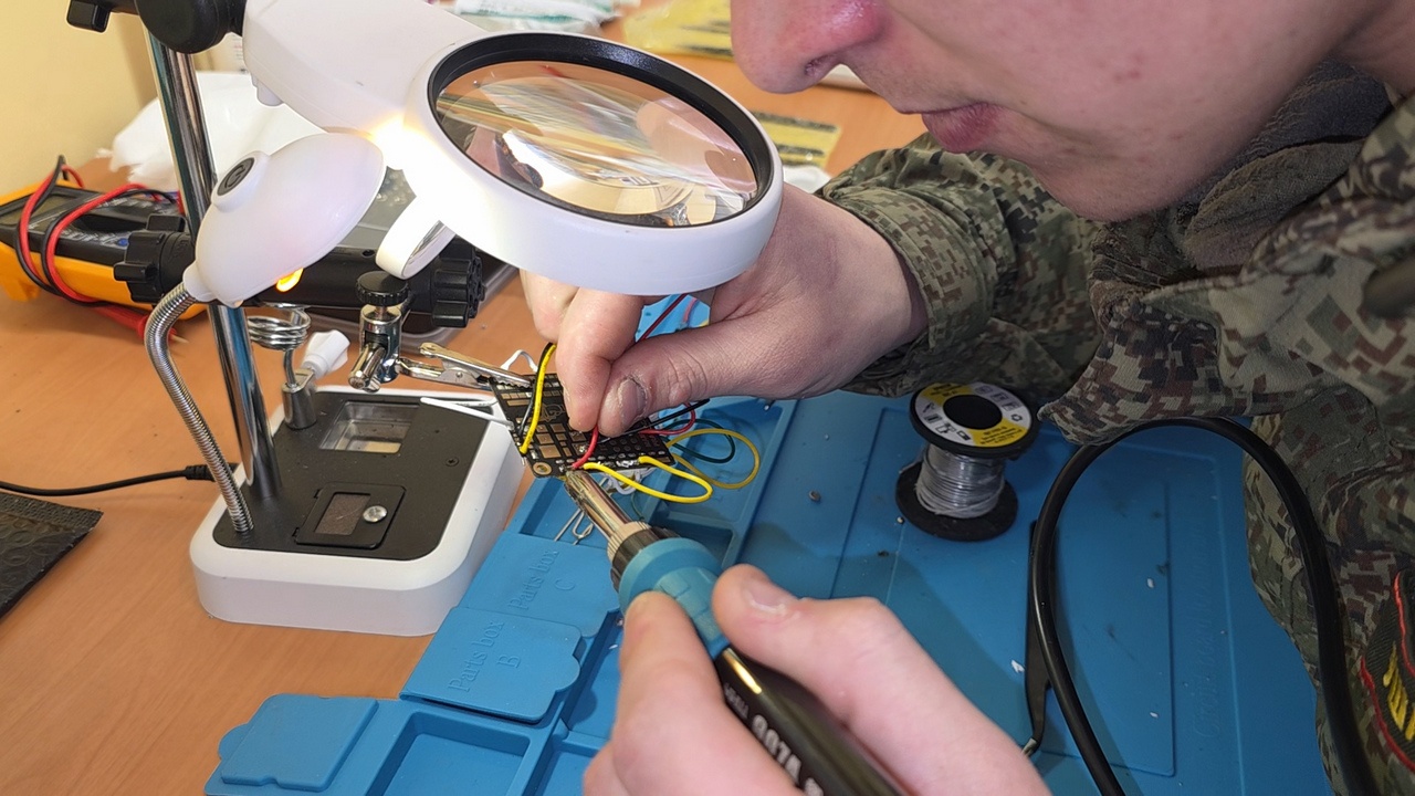 Курсанты факультета беспилотных систем ДВОКУ обучаются конструированию FPV- дронов.