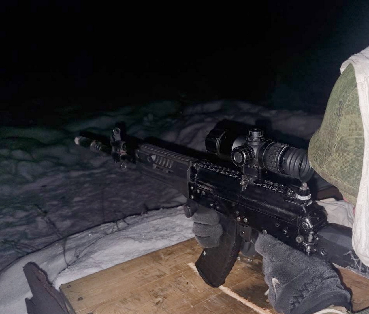 Учебные стрельбы с применением ночных прицелов прошли в Амурском общевойсковом объединении.