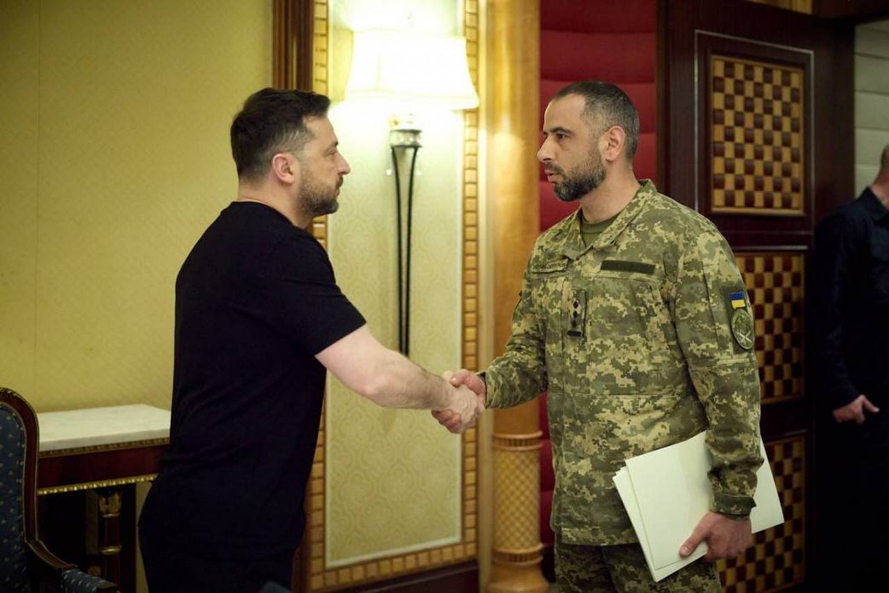 Зеленский во время рабочего визита в Саудовскую Аравию обсудил с украинскими военными экспертами результаты их работы, включая разработку решений для системы ПВО королевства, 27 марта 2026 г.