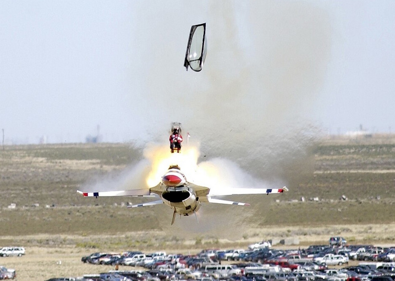 Лётчик катапультируется из истребителя F-16 во время авиашоу на военной базе в Айдахо, США.