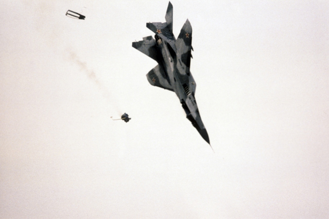 Момент отстрела фонаря и выброс кресла с пилотом во время падения истребителя МиГ-29 на 38-м международном авиакосмическом салоне в Ле-Бурже.