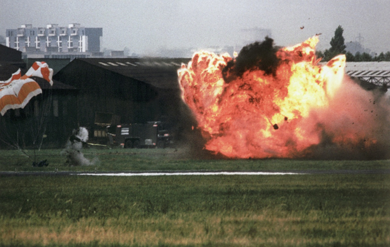 Аварийное приземление лётчика-испытателя Анатолия Квочура (слева) и момент взрыва МиГ-29 после отказа двигателя во время демонстрационного полёта.