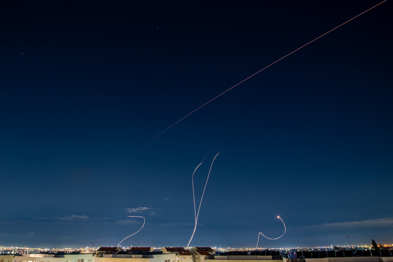 «Железный купол» пытается хоть что-то сбить.