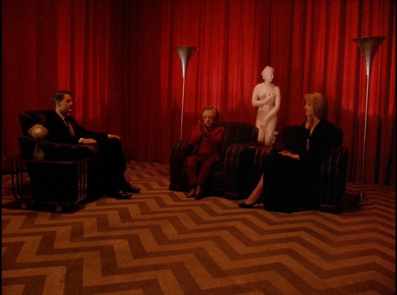 В «Твин Пикс» всё как-то странно-извращённо.