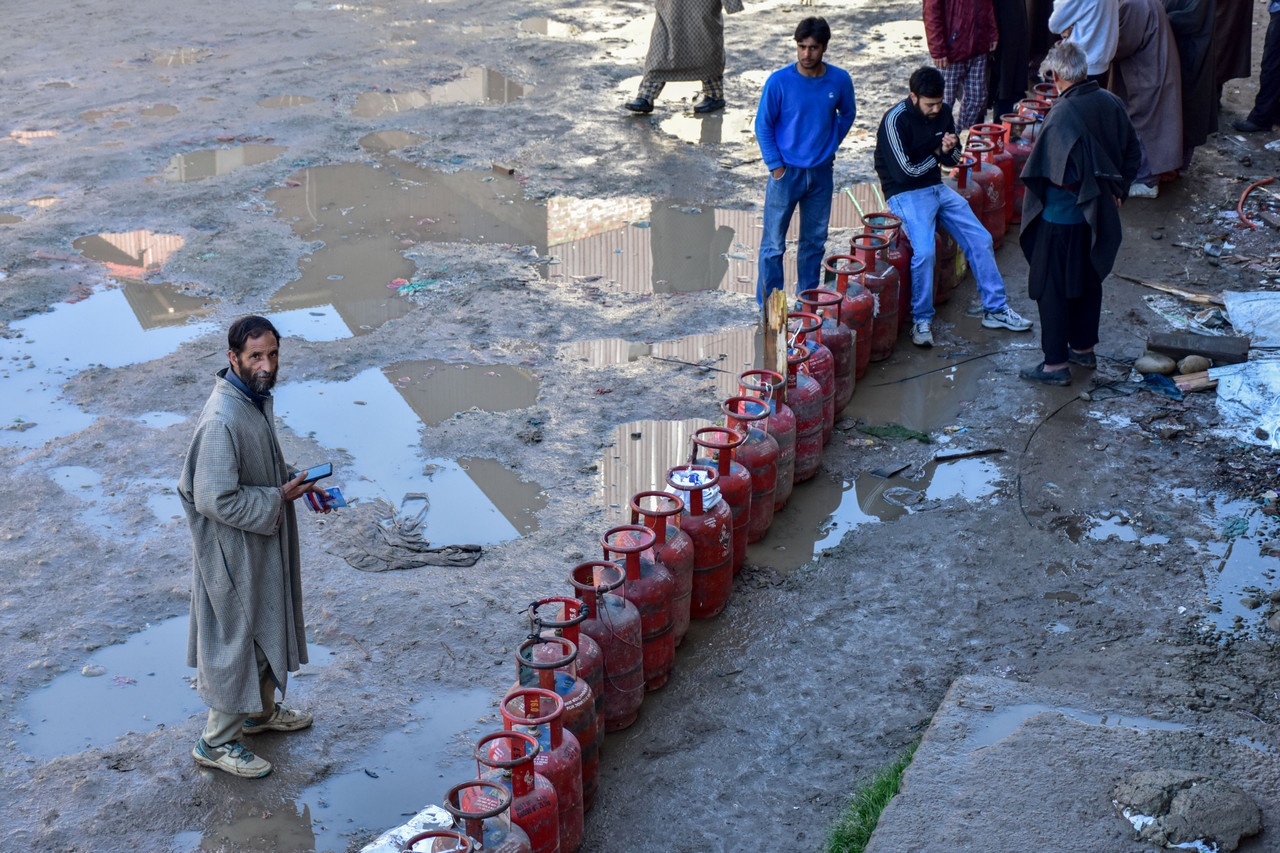 Очередь в Кашмире, чтобы заправить пустые газовые баллоны на фоне кризиса поставок газа в Индию.