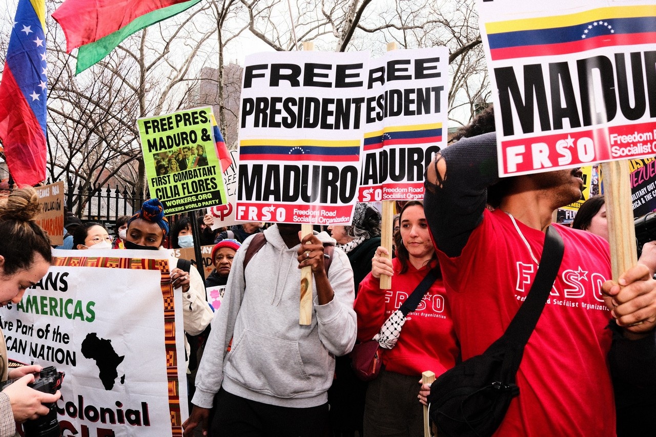 Протестующие перед зданием суда на Манхэттене, где рассматривается «дело Мадуро».