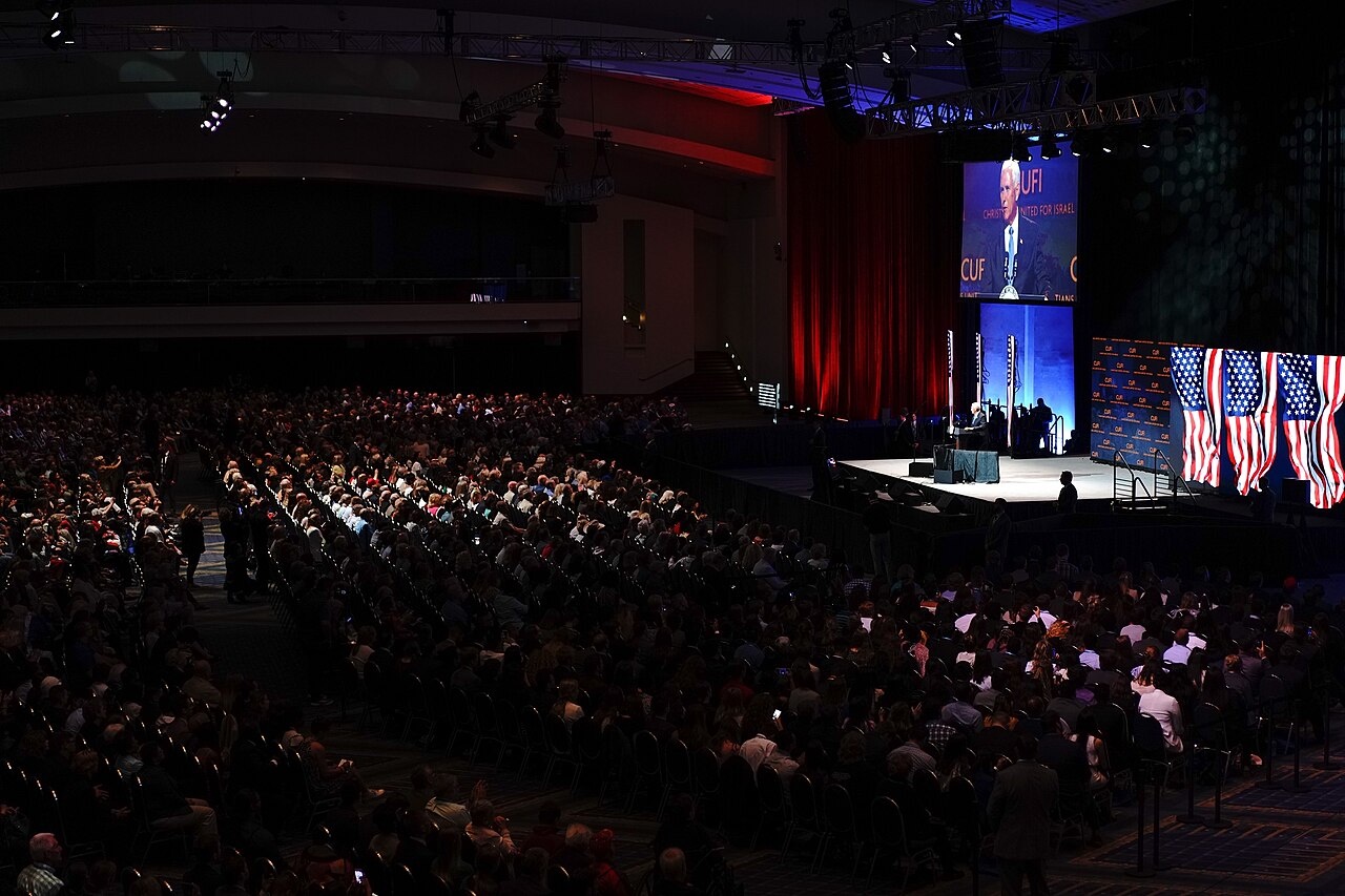 Вице-президент США Майк Пенс выступает с речью на ежегодном саммите CUFI в Вашингтоне, 8 июля 2019 г.