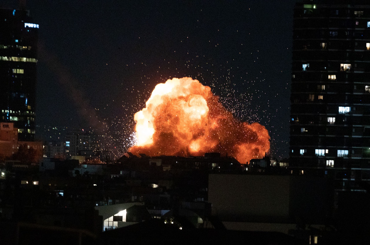 Взрыв во время ракетных ударов Ирана по центру Тель-Авива.