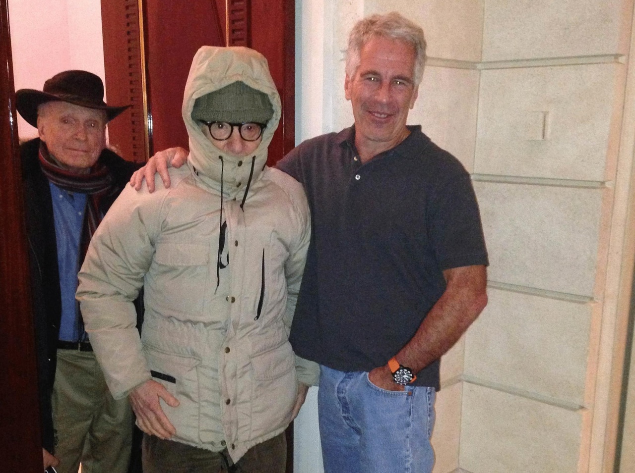 Кинорежиссёр, сценарист, актёр, писатель и просто каннибал Вуди Аллен напрасно маскировался.