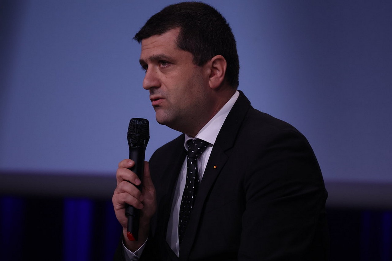 Министр обороны Румынии Раду Мируцэ.