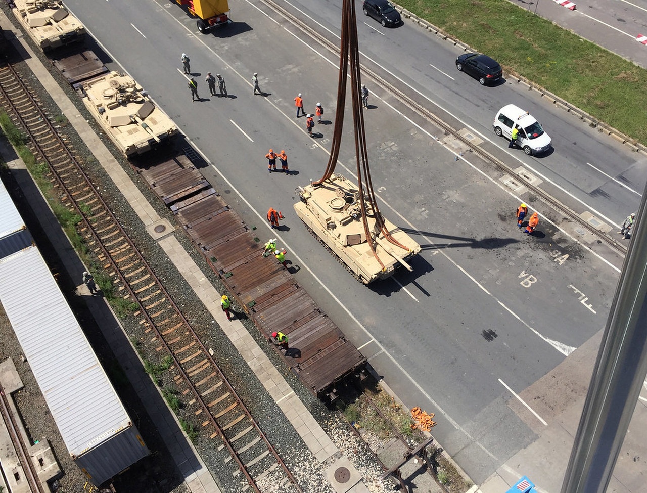 Погрузка танков M1A2 Abrams на железнодорожные платформы в порту Констанца, 2016 г.