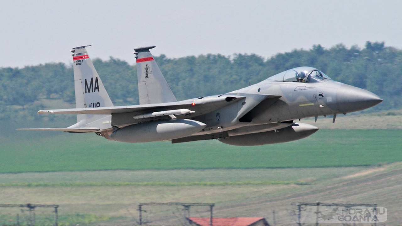Истребитель F-15C Национальной гвардии США совершает пролёт над 71-й авиабазой ВВС Румынии.