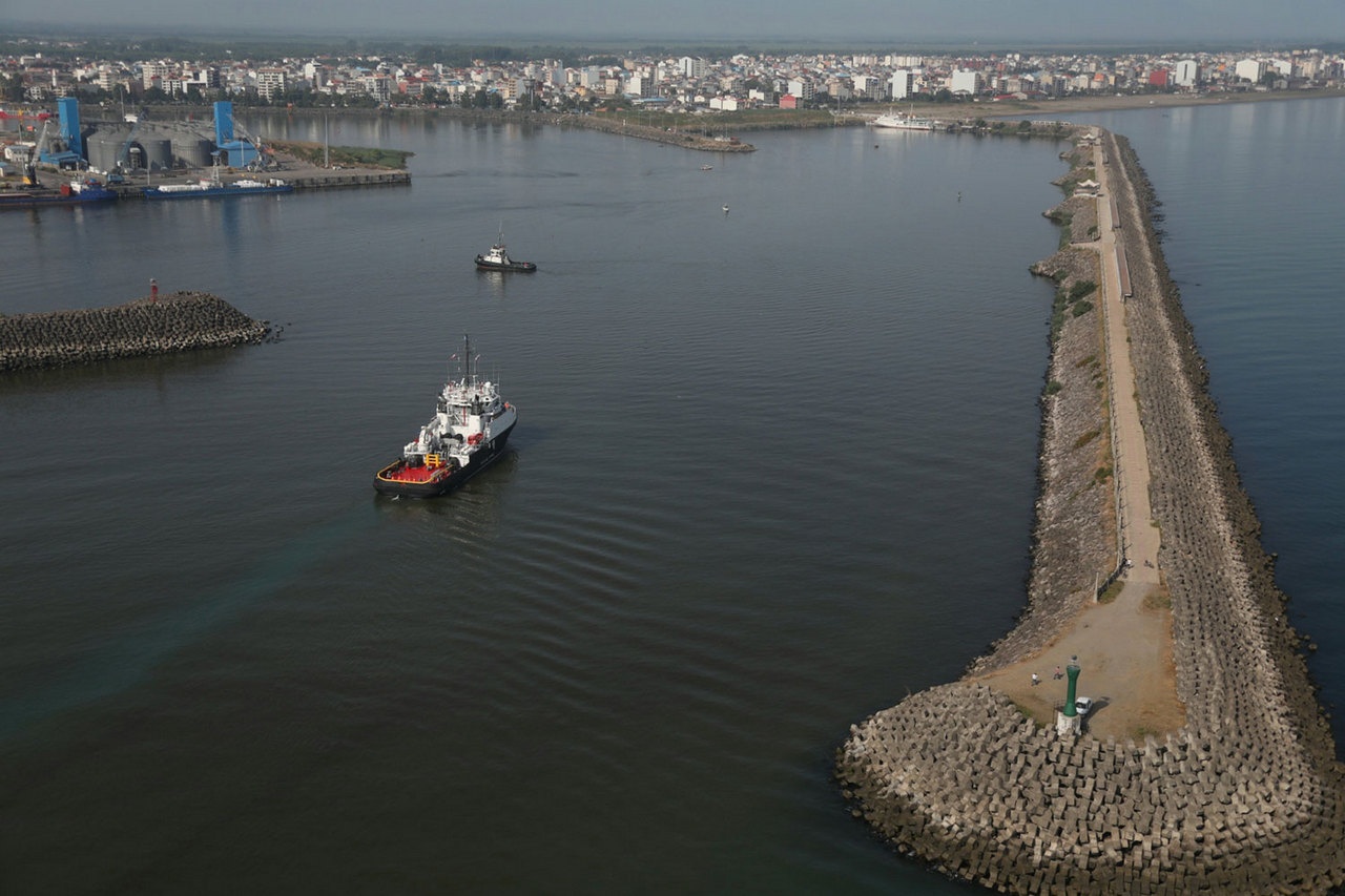 Вход в военно-морскую базу и порт Бендер-Энзели на Каспийском море.