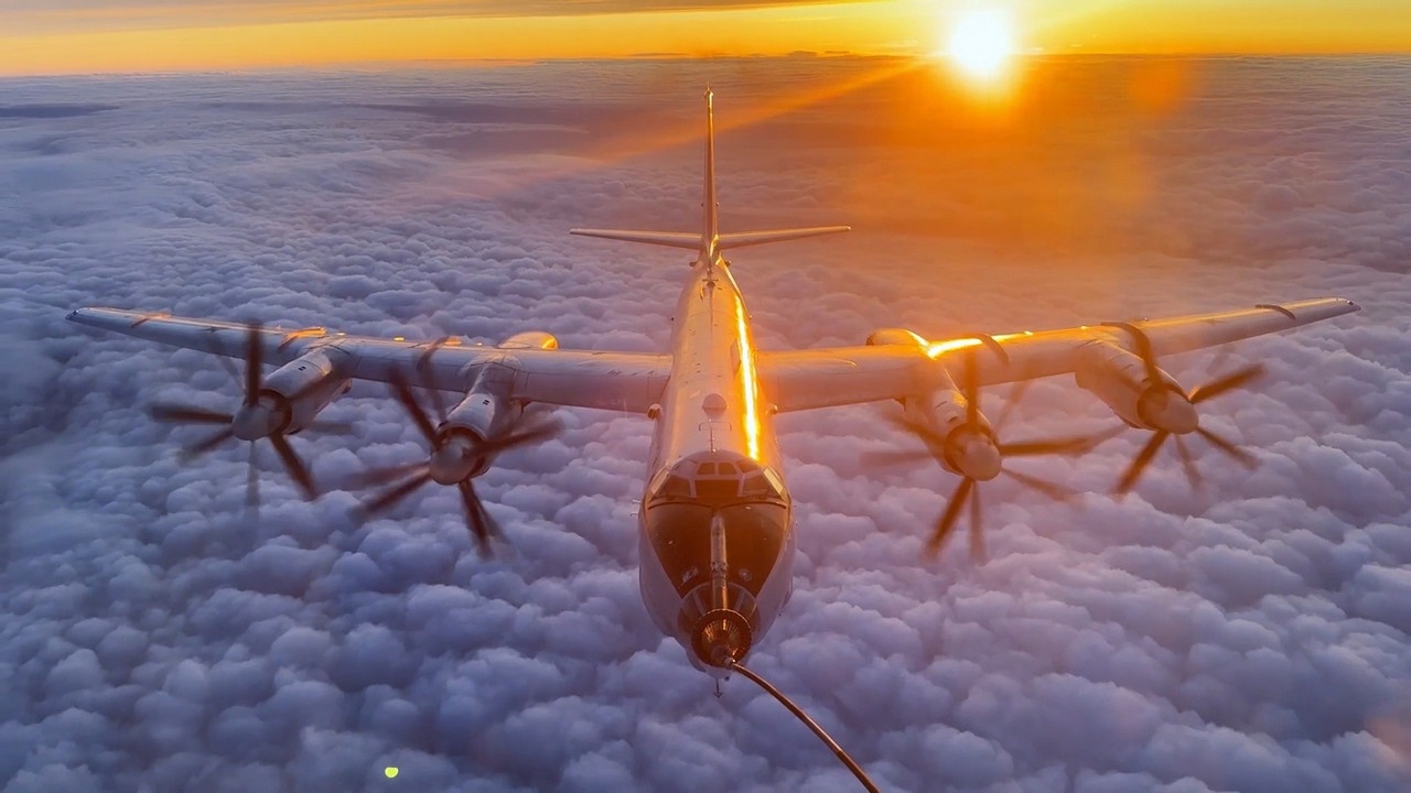 Экипажи дальней противолодочной авиации Северного флота отработали дозаправку топливом в воздухе.