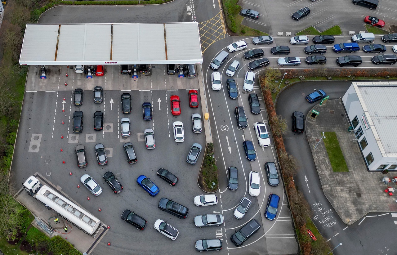 Очереди на автозаправочной станции в Манчестере, 1 апреля 2026 г.