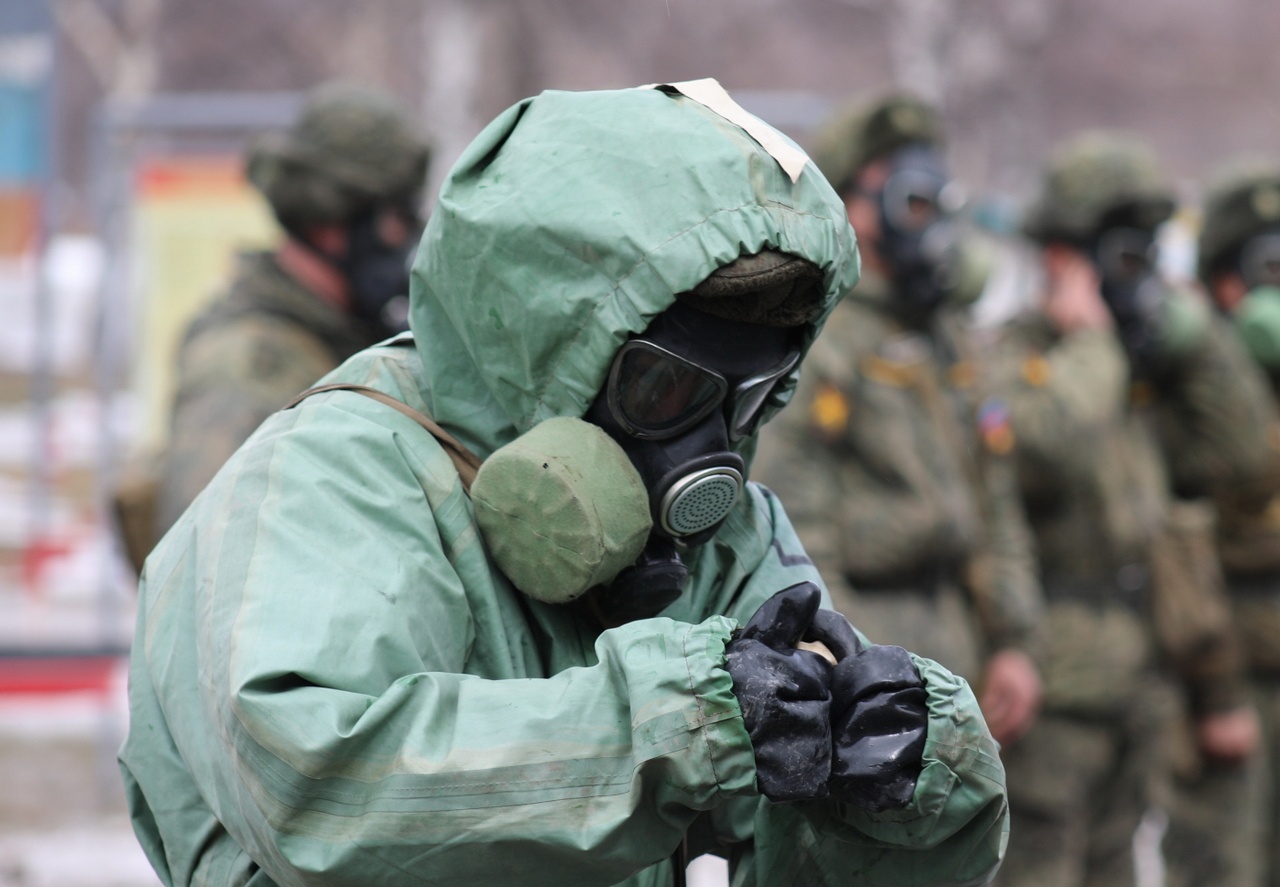 Тренировка по применению средств индивидуальной защиты прошла с военнослужащими мотострелковых подразделений Амурского общевойскового объединения.