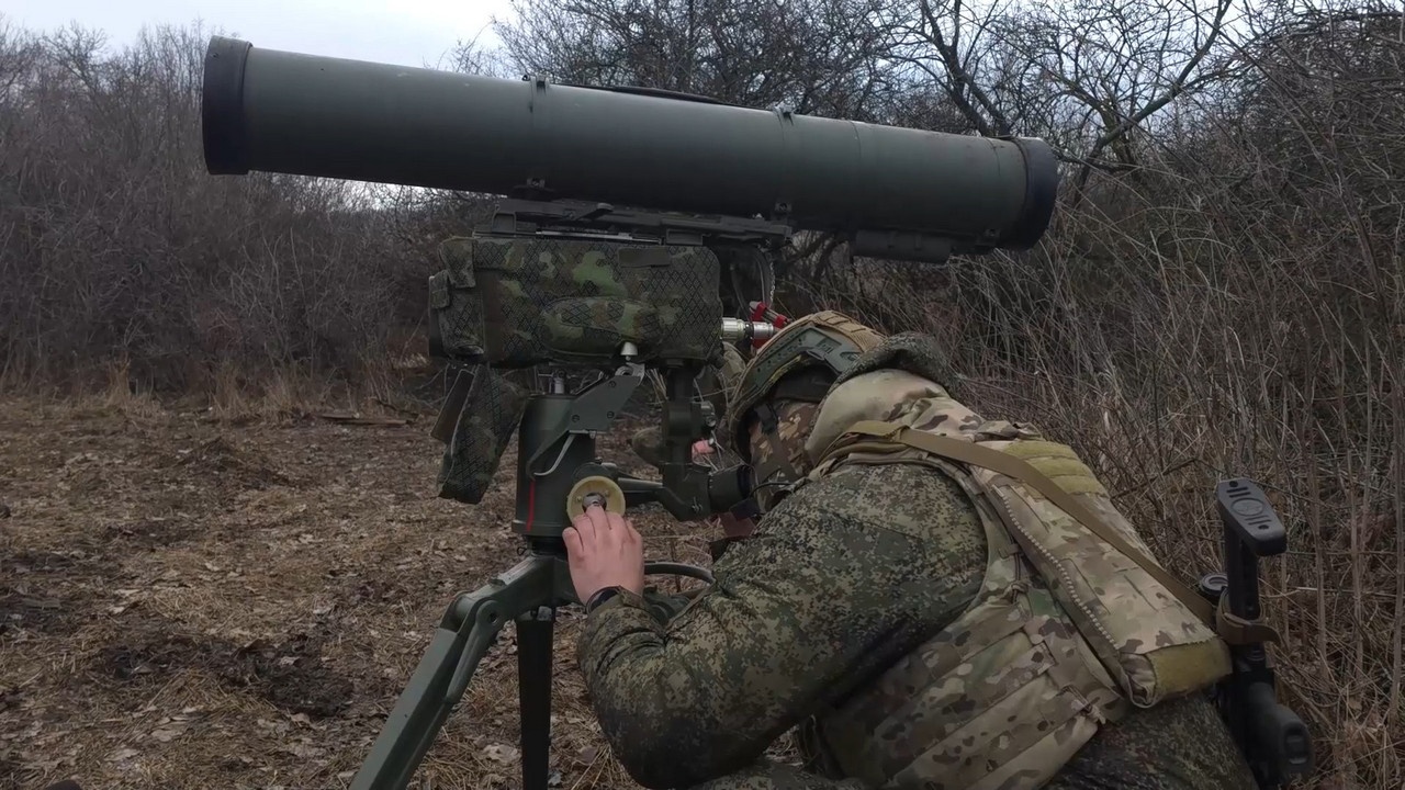 Расчёт ПТРК «Корнет» группировки войск «Запад» уничтожил склад боеприпасов ВСУ в Купянском районе Харьковской области.