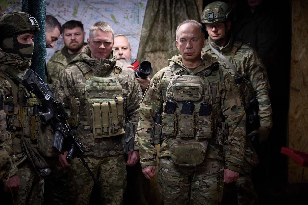 Сырский (второй справа) готовится истощать русскую армию.