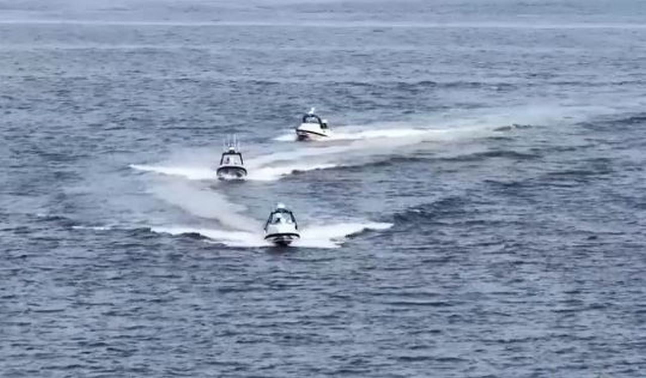 Оперативные учения ВМФ Китая, в ходе которых рой беспилотных надводных аппаратов L30 выполнил патрулирование, наблюдение, обнаружение и перехват цели. 