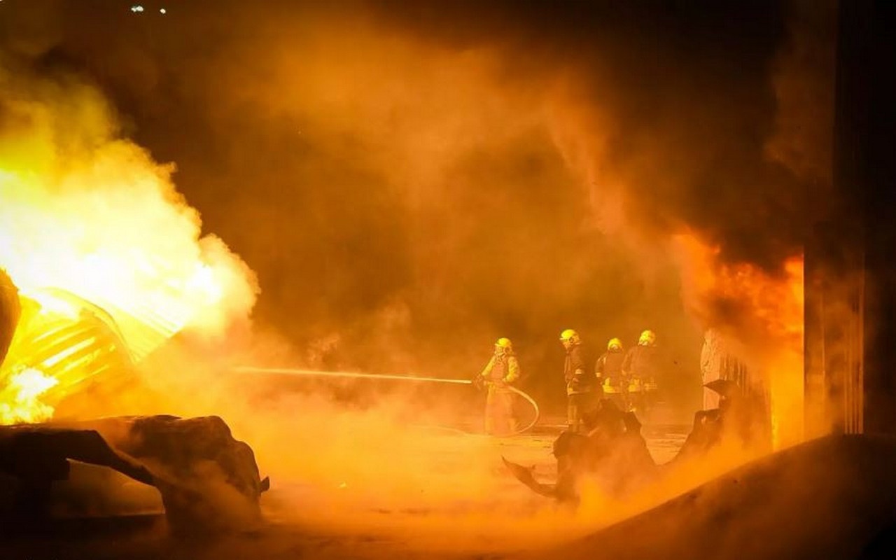 На территории портовой инфраструктуры в Одесской области попадание российских БПЛА привело к масштабному возгоранию.