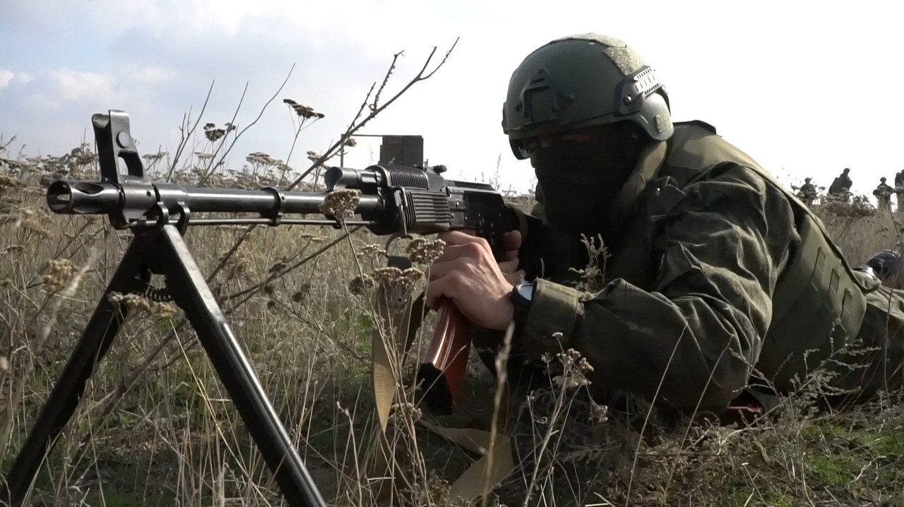 Военнослужащие ЮВО уничтожили пехоту условного противника из пулемётов РПК.