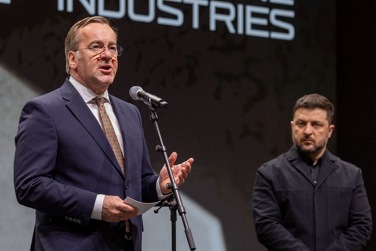 Борис Писториус вместе с Владимиром Зеленским во время посещения компании Quantum Systems, производящей БПЛА,13 февраля 2026 г.