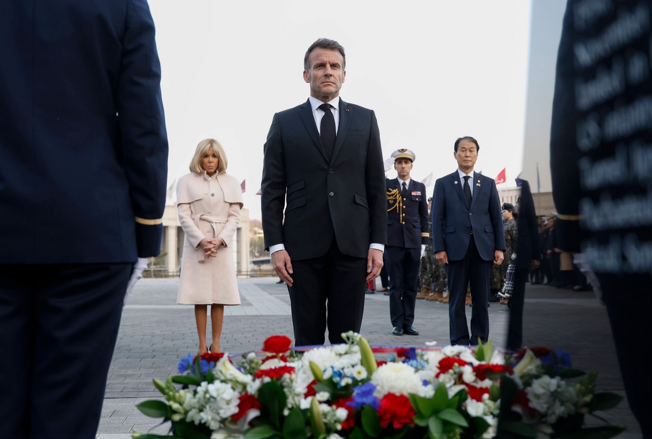 Чета Макрон у мемориала павшим французским солдатам, сражавшимся в Корейской войне, Сеул, 2 апреля 2026 г.