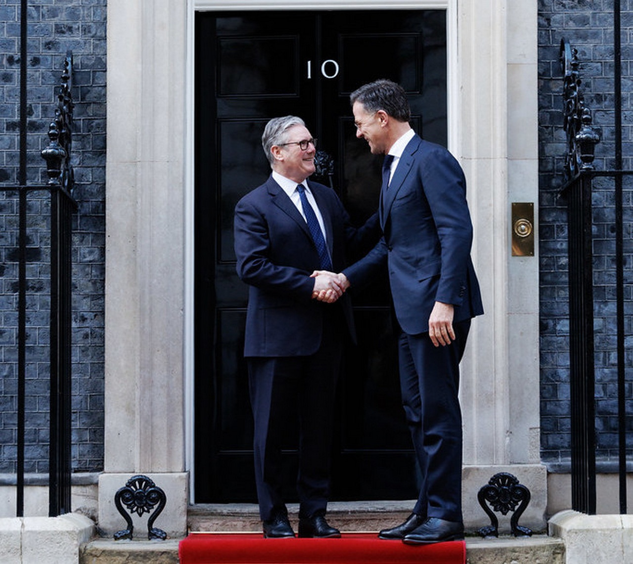 Британия хоть и вышла из ЕС, за НАТО держится крепко.