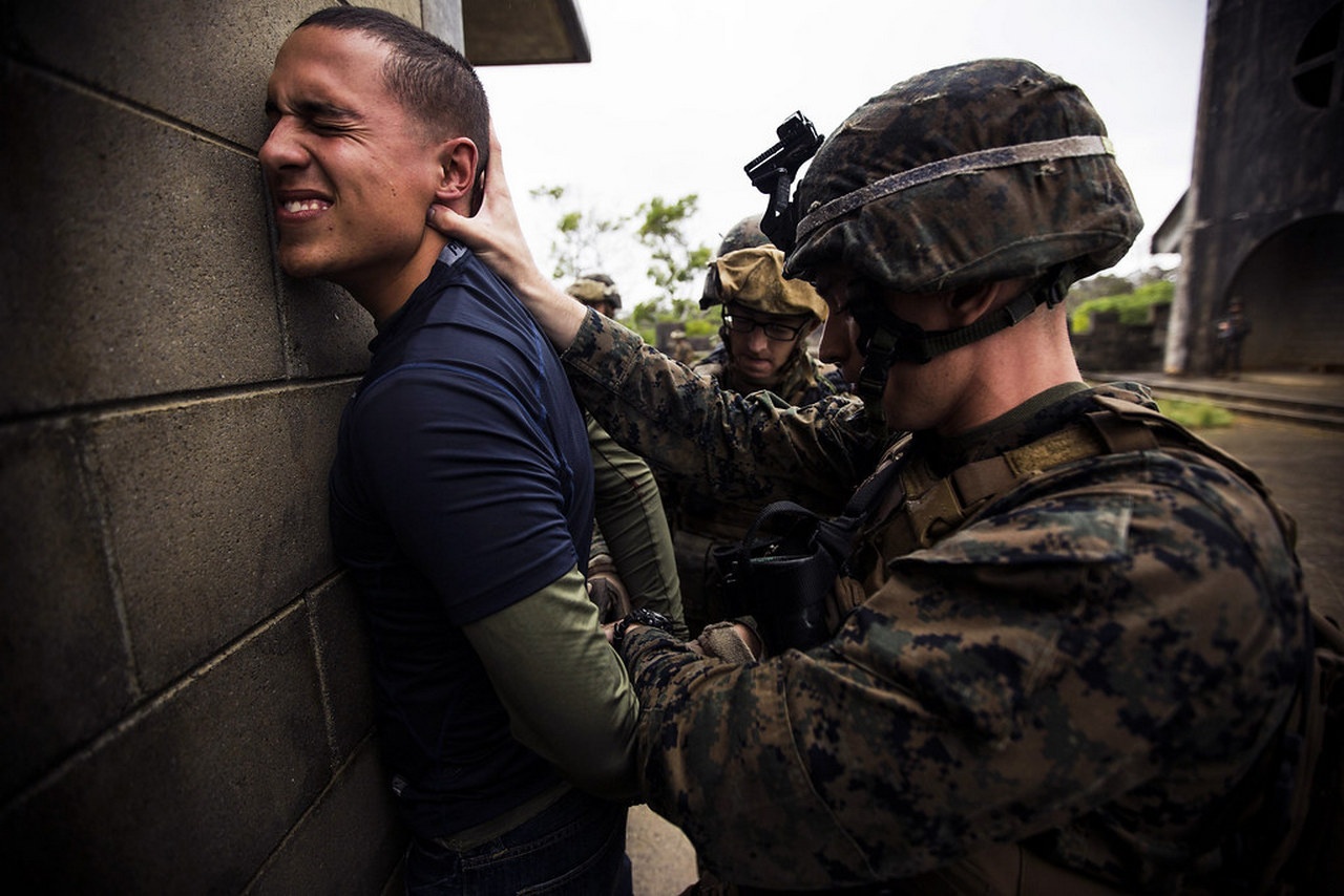 Морские пехотинцы США отрабатывают задержание участников беспорядков.