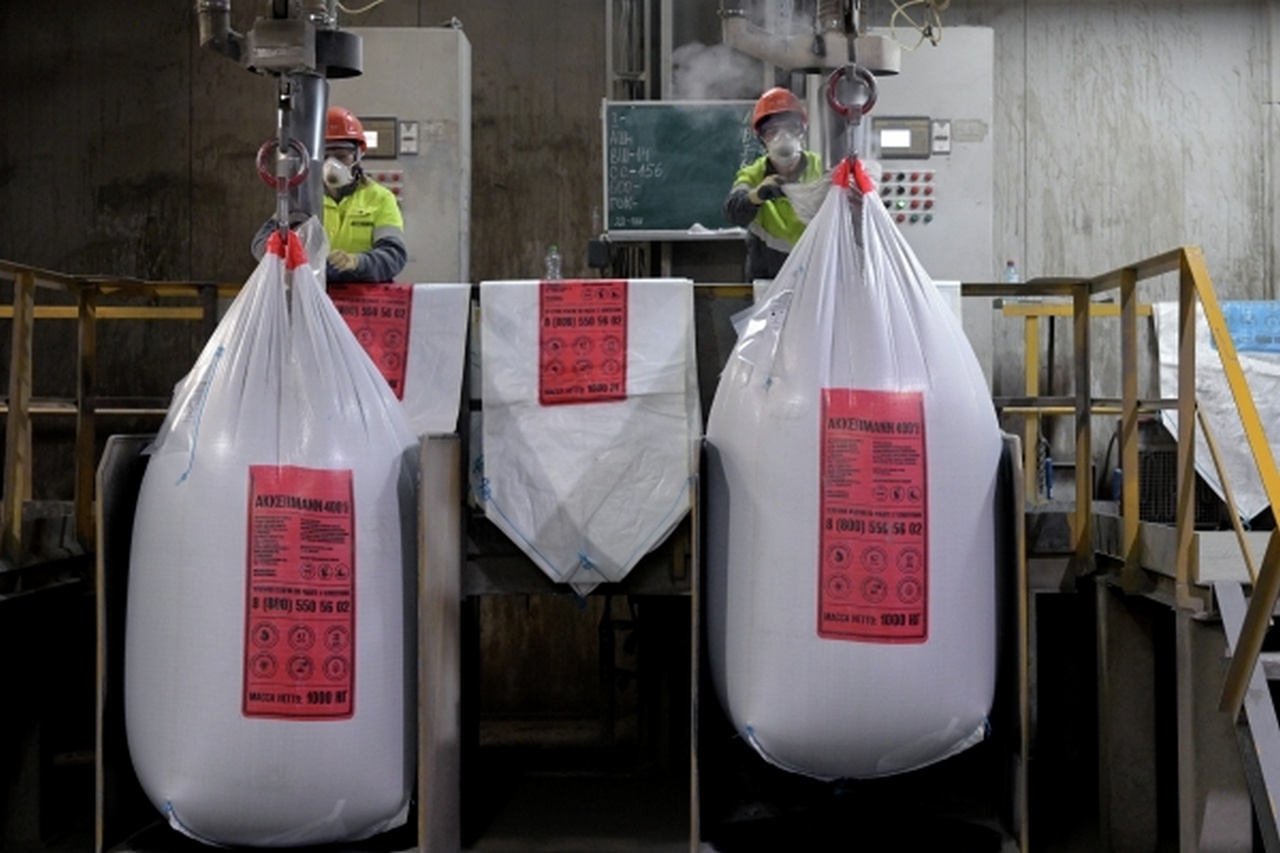 Фасовка готовой продукции на цементном заводе.