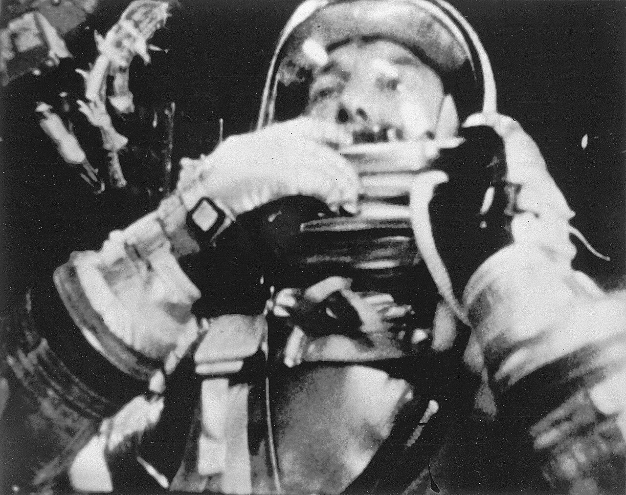 Первый астронавт США Алан Шепард на борту космического корабля «Меркурий-Редстоун-3».