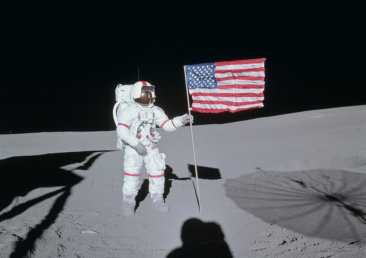 В возрасте 47 лет, будучи к тому времени старейшим астронавтом НАСА, Алан Шепард (первый астронавт США) выполнил свой второй космический полёт уже на Луну в качестве командира «Аполлона-14».