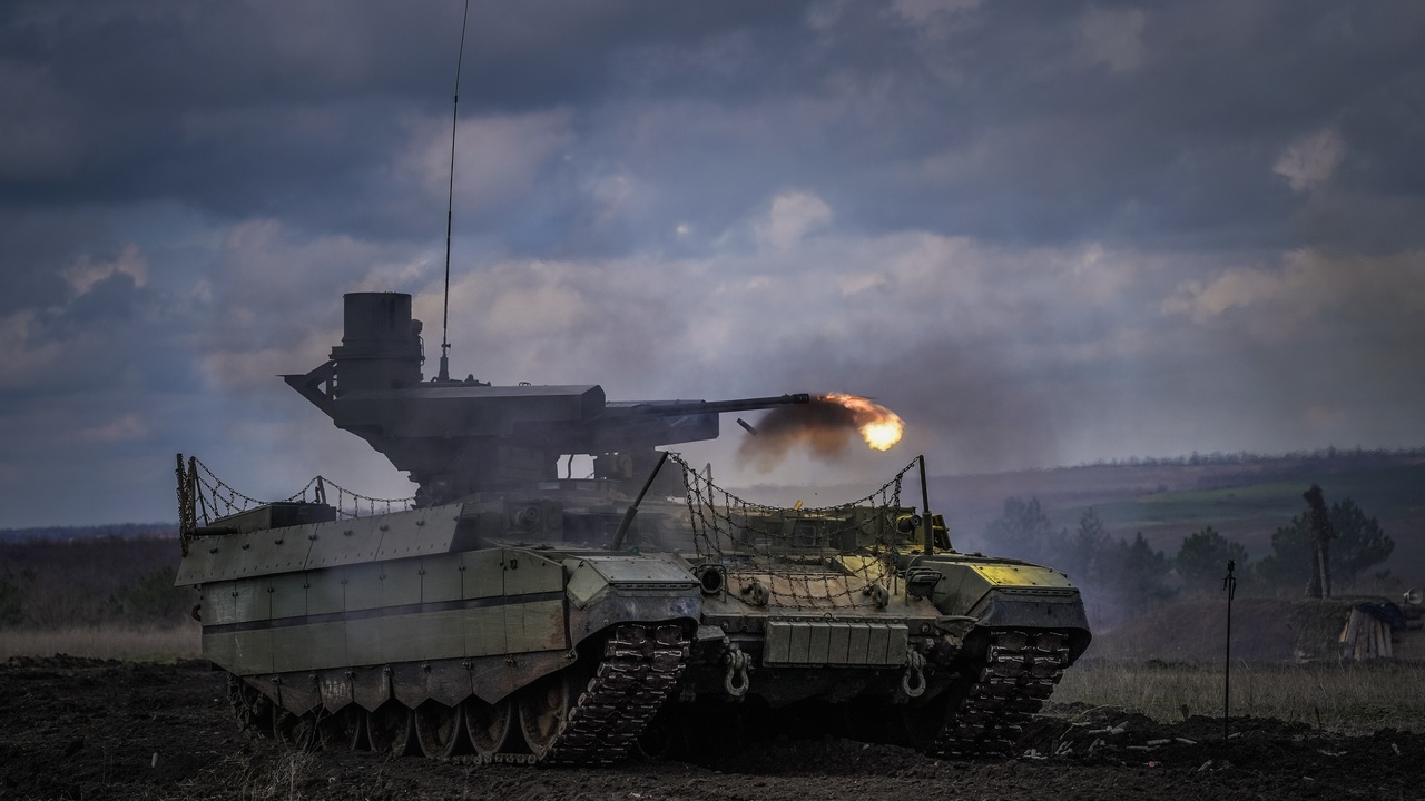 Экипажи БМПТ «Терминатор» 6-го танкового полка 90-й танковой дивизии группировки войск «Центр» проходят боевое слаживание на полигоне в тыловом районе СВО.