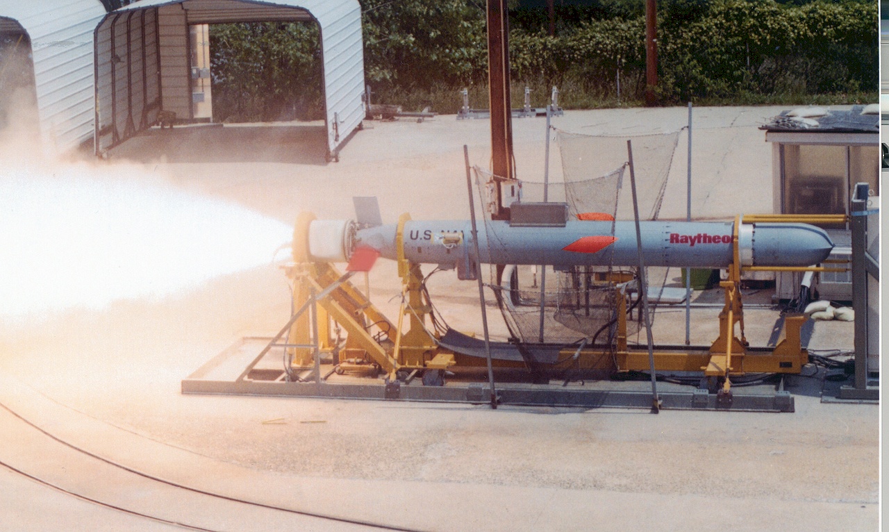 Стендовые испытания двигателя опытного прототипа ракеты Tactical Tomahawk.