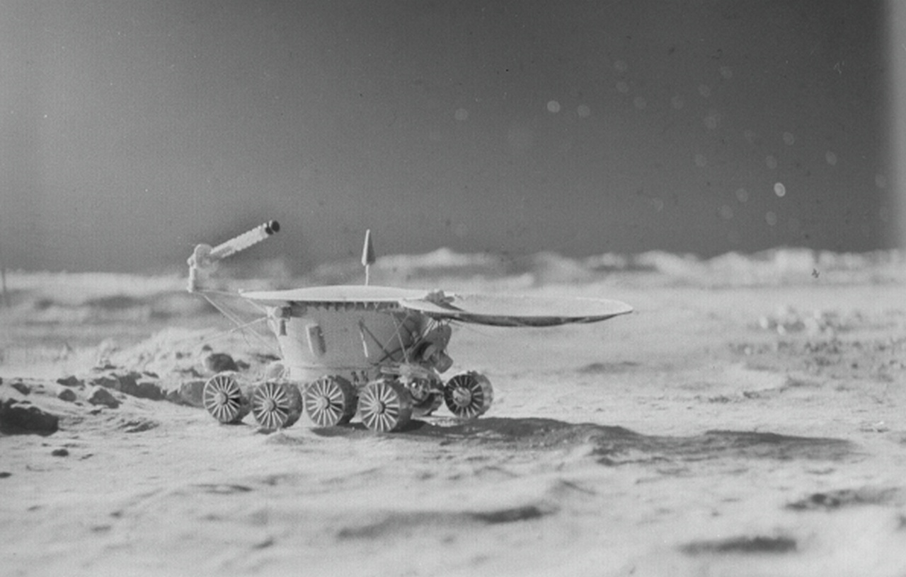 Советский «Луноход-1» на поверхности Луны (макет).