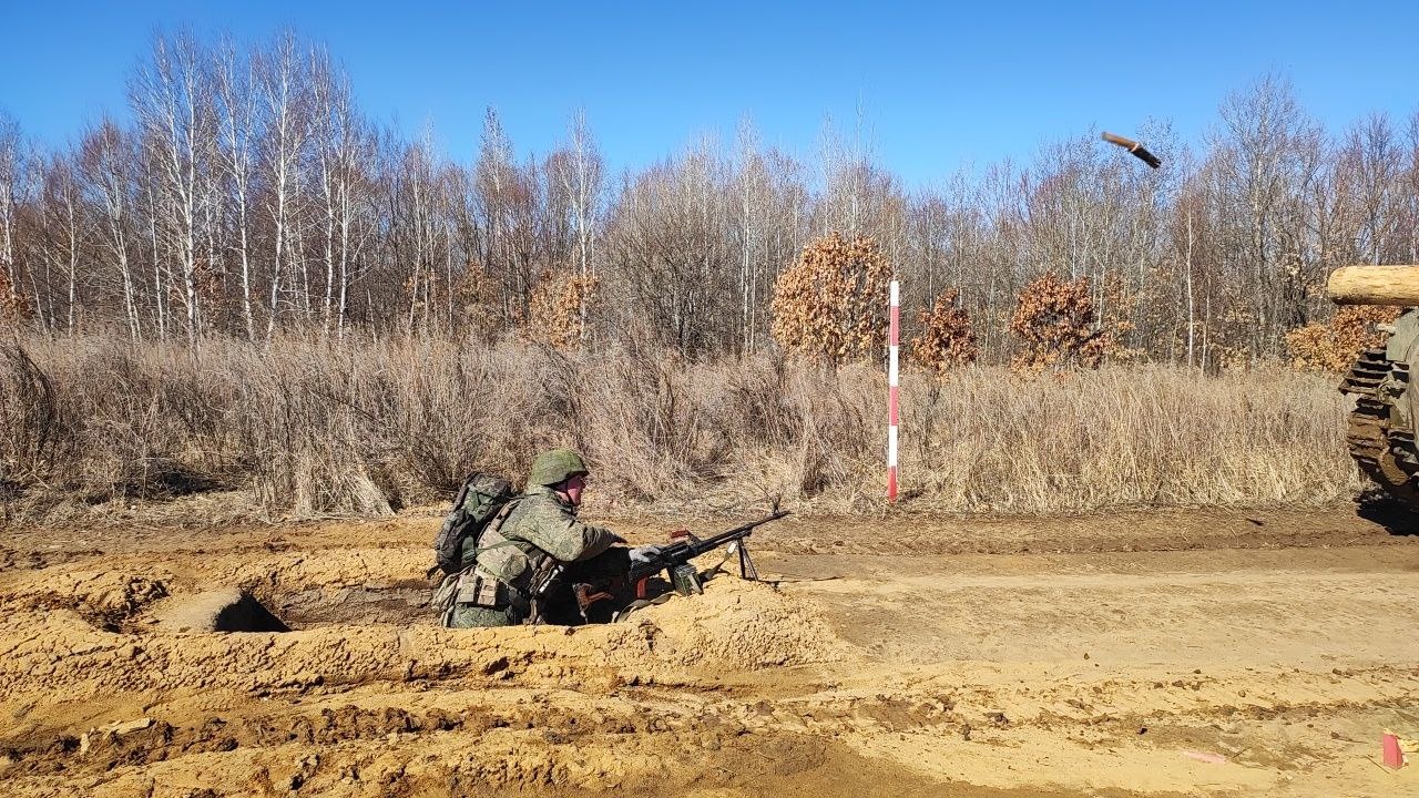 Военнослужащие, заключившие первый контракт, прошли «обкатку танками» на полигоне Амурского общевойскового объединения ВВО.