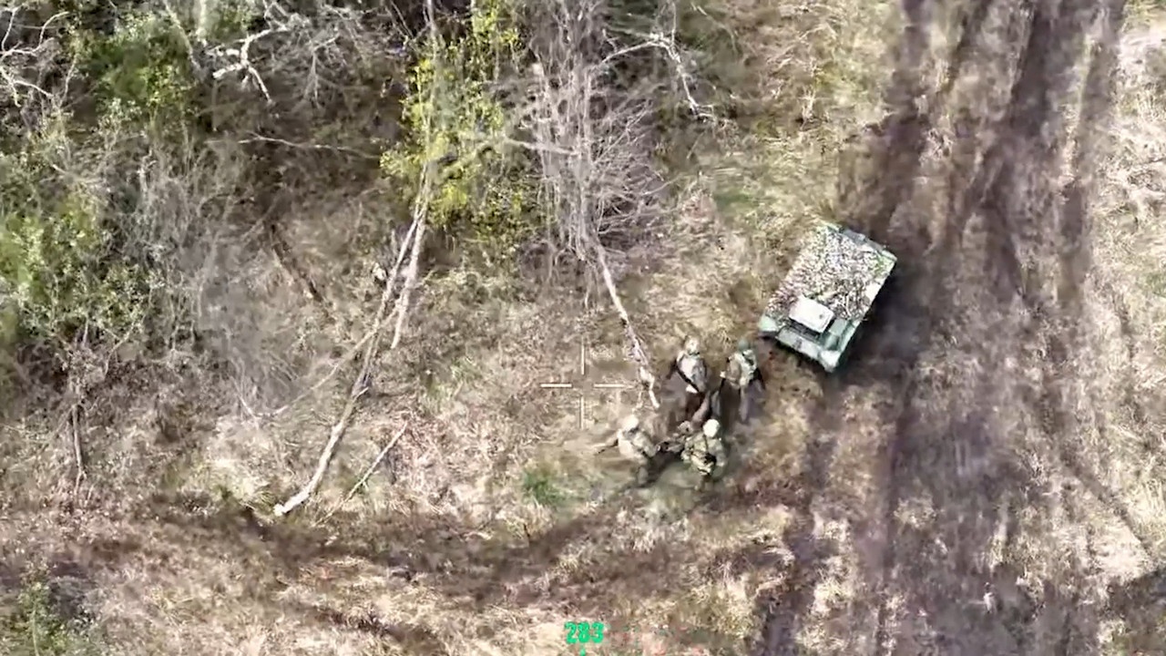 Наземные робототехнические системы используются для подвоза боеприпасов, провизии, эвакуации раненых с поля боя.